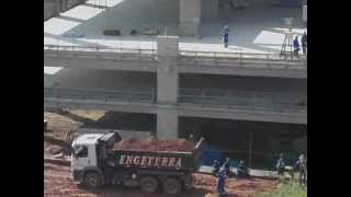 Tratores trabalhando na entrada da Arena Corinthians 31032012 [upl. by Ayenet]