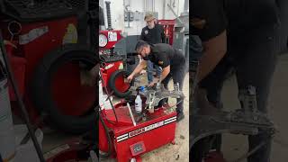 Harley Davidson masterpiece tech tire change harleydavidson mechanic tires timatayo roadking [upl. by Frankie]