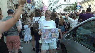 Les fans dans les rues de Vienne alors que les concerts de Taylor Swift sont annulés  AFP [upl. by Enyaz]