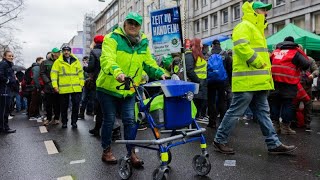 Beschäftigte im öffentlichen Dienst fordern höhere Löhne [upl. by Adamo]