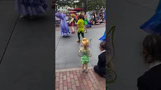 Esta niña fue a conocer a esta hada en un desfile 👏 [upl. by Casar115]