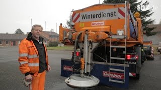 Winterdienst nimmt Fahrt auf So funktioniert ein Streufahrzeug [upl. by Akyssej]