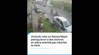 Violento robo en Ramos Mejía persiguieron a dos obreros en plena avenida para robarles la moto [upl. by Hulton]