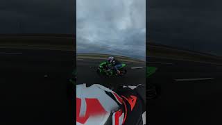 Honda CBR1000RRR Fireblade SP vs Kawasaki ninja ZX10r [upl. by Guyon]