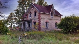 Urbex ABANDONED HOUSE on a CEMETERY [upl. by Rehpotsihc5]