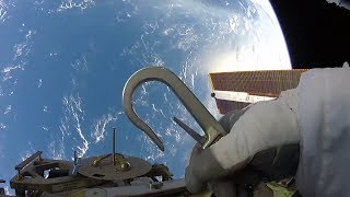 Passeggiata nello spazio con GoPro fuori dalla stazione internazionale [upl. by Whitson]