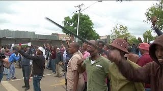 Confrontos durante protesto contra migrantes na África do Sul [upl. by Eicats]