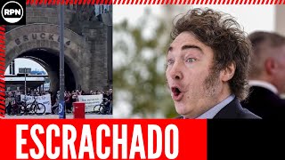 ¡ESCRACHADO EN TODO EL MUNDO Marcha contra Milei en Alemania [upl. by Jahdiel]