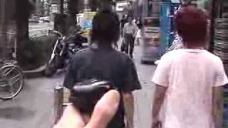 Dans les rues au Japon Au Japon comment pousser les gens dans la rue [upl. by Ellenij]