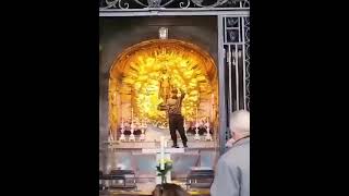 Ein afghanischer Asylant reißt der Schwarzen Madonna im Kloster Einsiedeln die Krone vom Kopf [upl. by Ennairrek341]