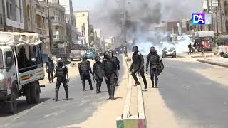 Manifestation à Dakar les jeunes Pikine se prêtent à un jeux de pingpong avec les FDS [upl. by Hakvir]