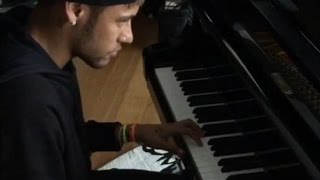 Neymar arrisca algumas notas no Piano tocando a música A Thousand Years [upl. by Yhtir]