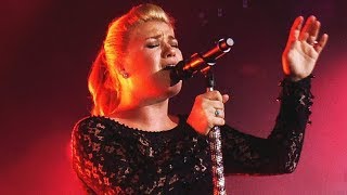 10 Times Kelly Clarkson Forgot She Was Human [upl. by Enilasor]