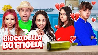 GIOCHIAMO AL GIOCO DELLA BOTTIGLIA GIGANTE CON GIADA E MAMMA NADIA E TUTTI I NOSTRI AMICI [upl. by Farnham]