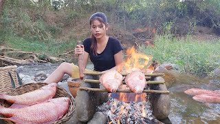 Adventure in forest Catch fish in river amp Fish grilled for dinner  Solo cooking in jungle [upl. by Boles]