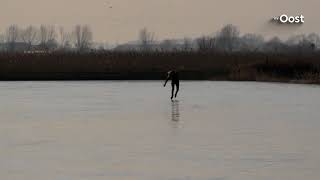 Schaatsen op natuurijs het kon vandaag in Zwartsluis [upl. by Elesig]