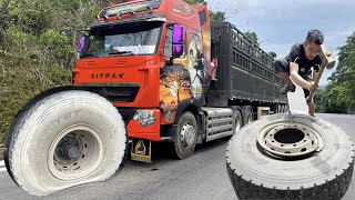 Howo 120 ton tractor tire repair on national highway Fast and safe [upl. by Naitsyrk]