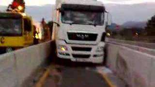 LKW Crash in Baustelle wohl zu breit A44 Kassel [upl. by Adine]