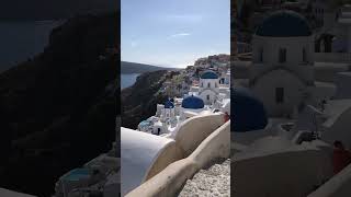 Santorin  vue magnifique sur les 3 dômes bleu et l’église de l’île de SantorinGrèce [upl. by Atekihs]