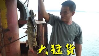 这块宝地很久没人来了，老四用死虾钓到船底猛货，换一桶猪肉吃 [upl. by Diver]