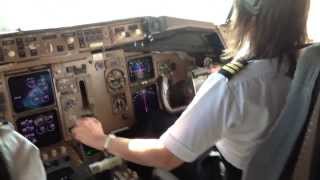 757 Gal ♦ Cockpit Rough Windy Landing ♦ quotWhat Runway quot [upl. by Ja83]