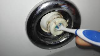 Limpiar bocas de bañera hidromasaje con cepillo de dientes eléctrico [upl. by Leoine]