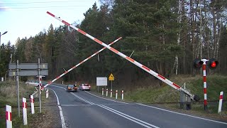 Spoorwegovergang Kasina Wielka PL  Railroad crossing  Przejazd kolejowy [upl. by Amiaj]