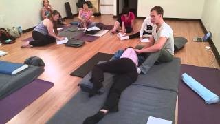 Thai Massage Instruction by Drew Hume Navina [upl. by Haisi782]