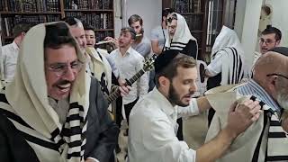 The minyan in the lobby  rosh chodesh musical hallel המניין בלובי  הלל מוזיקלי ראש חודש [upl. by Con]