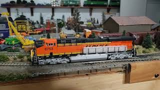 Walthers Mainline ES44C4 BNSF  6753 DCCSound [upl. by Joselyn]