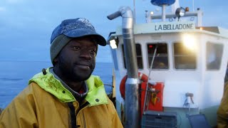 Vidéo  la vague à lâme l’odyssée des pêcheurs sénégalais en Bretagne [upl. by Imoyaba]