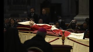 Papa Ratzinger code di fedeli lunghissime a San Pietro [upl. by Ashli]