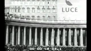 Riappare alla finestra del suo studio Pio XII a impartire la benedizione a Roma e al mondo 1954 [upl. by Hilaria]