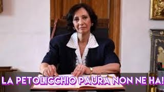 LA PETOLICCHIO PAURA NON NE HA Parodia il pompiere paura non ne ha [upl. by Teriann]