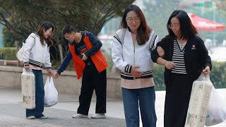 When a Pregnant Woman Carries Heavy Objects Alone  Social Experiment “我不帮也会有别人帮”看到孕妇独自吃力地提重物，大家都好暖心 [upl. by Eesac]