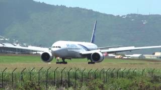 Arrivée du vol Air Austral 977 à St Denis de la Réunion [upl. by Dlorrej]