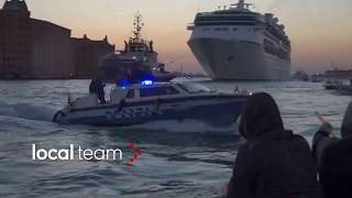 Incidenti sullacqua a Venezia tra polizia e manifestanti contro le navi [upl. by Harty]