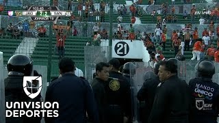 Una turba encolerizada de hinchas chiapanecos invade el Víctor Reyna [upl. by Oiluig]