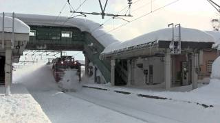 2012129Sun 寝台特急日本海 EF81107号機 大釈迦駅通過 [upl. by Yentnuoc790]