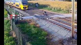 Fietser ontkomt aan de dood op onbewaakte overweg [upl. by Gilbertson]