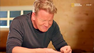 Se Gordon Ramsay teste rakfisk på Røros [upl. by Reffotsirhc]