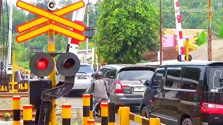 Railway Crossing  Ka Purwojaya  Palang Pintu Perlintasan Kereta Api [upl. by Daley]