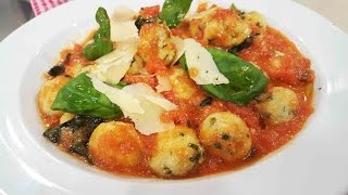 Malfatti de ricota y espinaca con salsa de tomates ajo y albahaca [upl. by Fleurette]