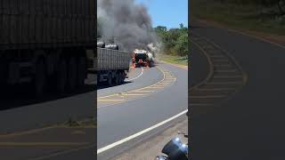 Carreta pega fogo e fica destruída na BR 153 [upl. by Jen344]