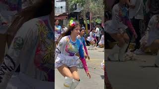 La bastonera más virales del ecuador desfile bastoneras baile [upl. by Nedgo]