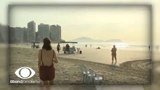 Feriado sem Carnaval faz praias de SP ficarem lotadas [upl. by Nalyad]