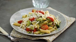 Broccolipasta met ansjovis en kerstomaatjes  Receptvideos [upl. by Chace971]