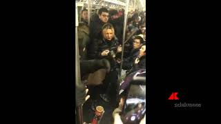 Aggressione razzista a colpi di ombrello lepisodio nella metro a New York [upl. by Han]