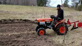 Kompakttraktor Kubota B5000 med plog [upl. by Haff15]