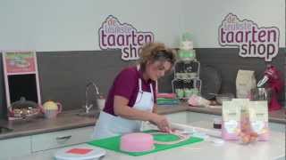 Taart maken en decoreren 3  Taart bekleden met marsepein of fondant [upl. by Desma340]